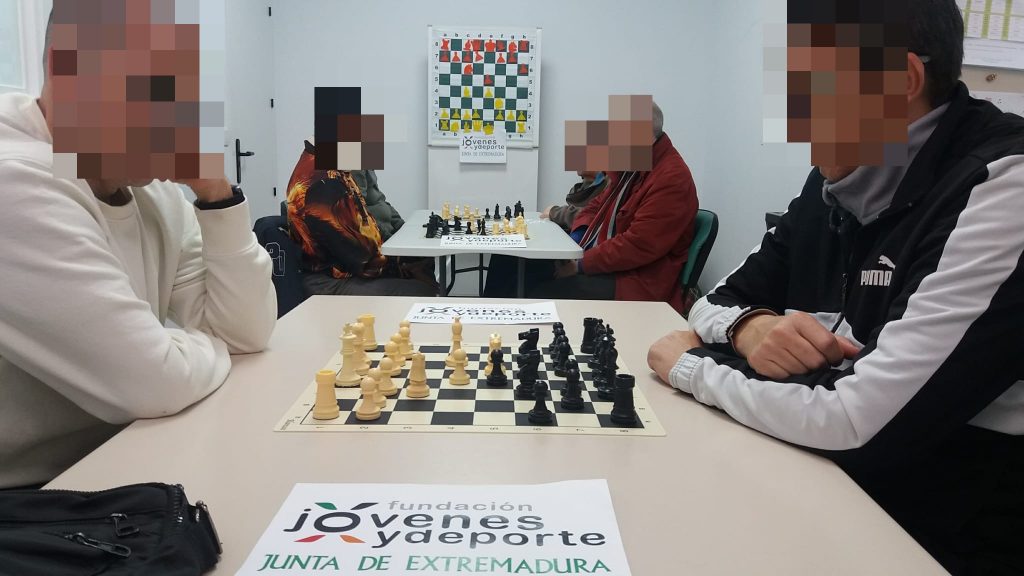 Usuarios en el taller de ajedrez