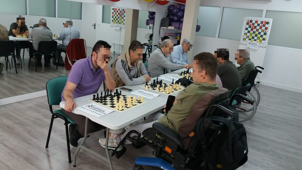 Usuarios en el taller de ajedrez